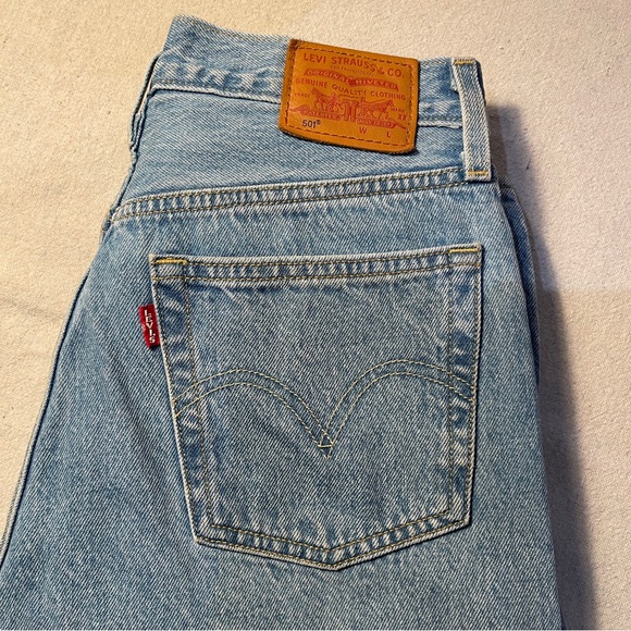 Levi's 501 Light Blue Classic Women's Jeans - Picture 2 of 16